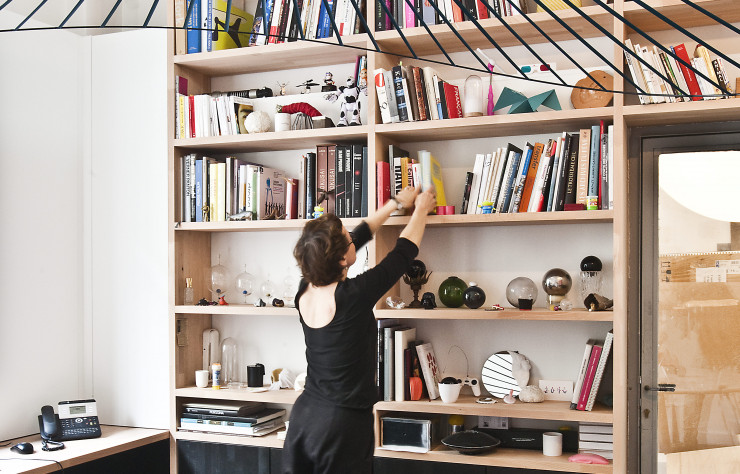 L’atelier se compose de plusieurs espaces. Tous affichent un certain ordre. Auparavant, Constance a administré l’atelier des frères Bouroullec durant plusieurs années.