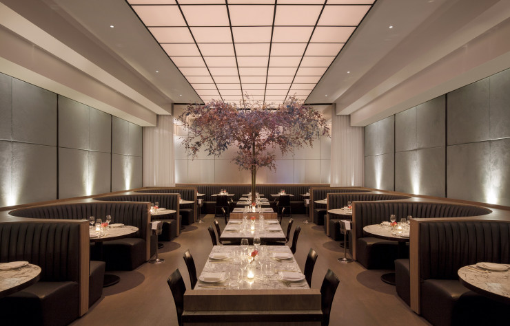 Les tables et les banquettes du restaurant Asia de Cuba invitent aux confidences malgré un volume entièrement ouvert.