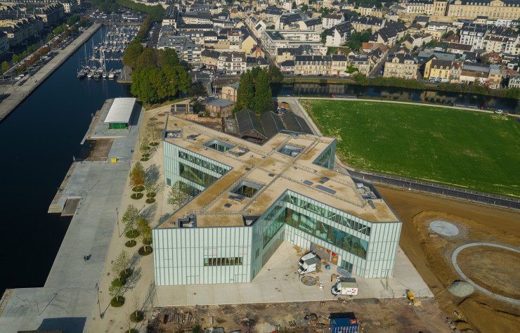 Cernée par le canal et un parc, la bibliothèque profite du cadre de la péninsule.