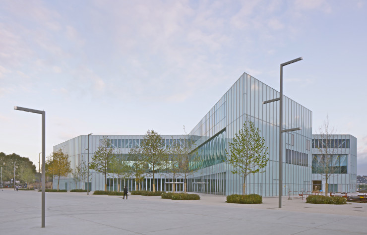 Agrémentée d’une place qui fait face aux quais, la bibliothèque a l’ambition de devenir un point de rencontre majeur de la ville de Caen.