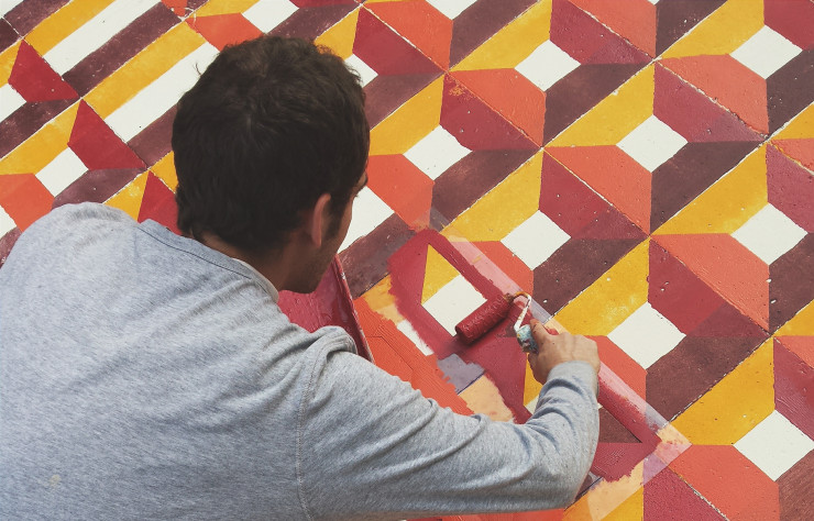 En spray ou au rouleau, toutes ses fresques sont réalisées à la peinture.