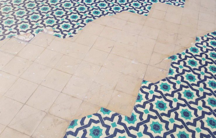 « Chaque carreau est identique mais leur répétition génère des formes nouvelles nées des intersections et jointures entre chacun d’entre eux », explique Javier de Riba.