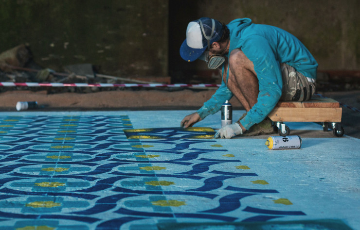 Le jaune employé pour la fresque est une référence à l’Isatis Tinctoria, fleur emblématique de l’île de Sao Miguel.