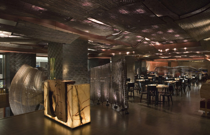 Mélange de matières naturelles, précieuses ou triviales, au Nobu 57 : terrazzo, bois, fibres d’abaca…