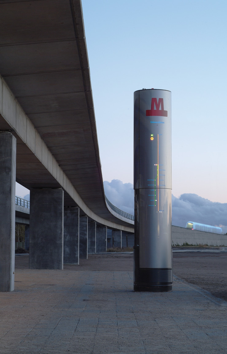Totems de signalisation du métro de Copenhague signé Knud Holscher.
