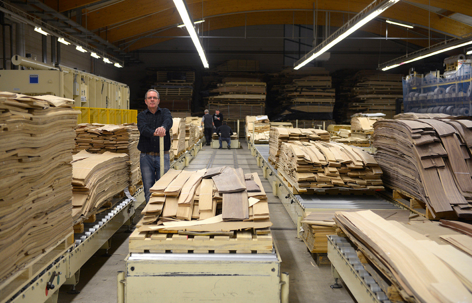 Selon leur utilisation, les feuilles de placage sont choisies, triées et agencées. Elles sont ensuite assemblées par...