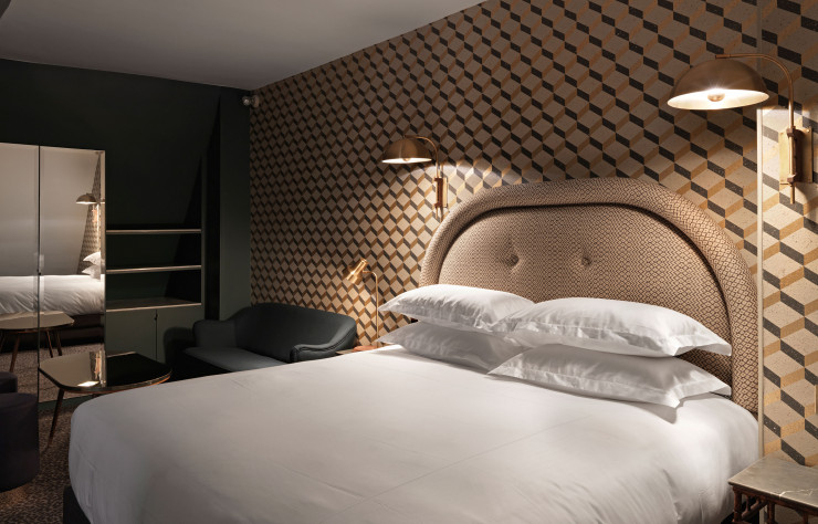Le Grand Pigalle Hôtel abrite 37 chambres où s’exprime le vocabulaire déco de Dorothée Meilichzon : papiers peints texturés, têtes de lit tissées, lampes en laiton, ambiance feutrée rehaussée d’une touche British.