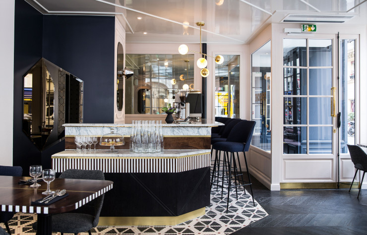 L’Hôtel Panache, dans le IXe, investit un immeuble d’angle où se déclinent l’Art nouveau et le rétro parigot à l’aune d’une nouvelle modernité : motifs géométriques, coeurs percés et miroirs brillants.