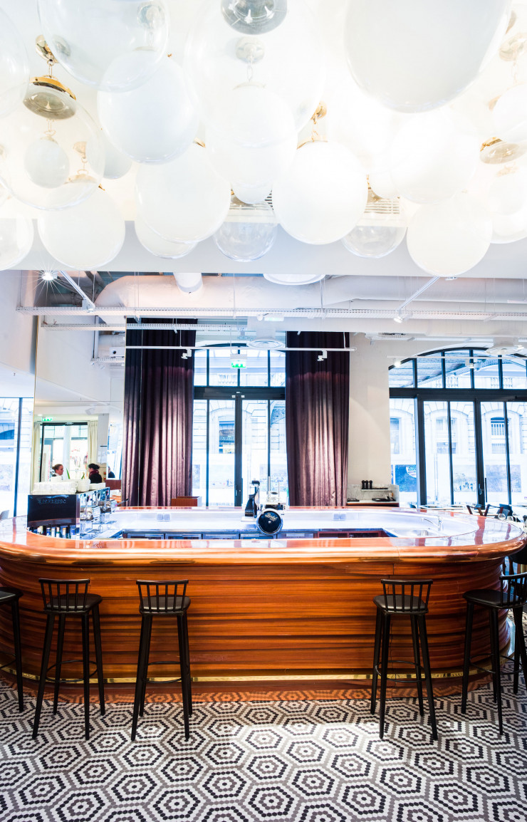 Un rendez-vous contemporain et chaleureux ? La brasserie parisienne Lazare, du chef étoilé Éric Frechon.