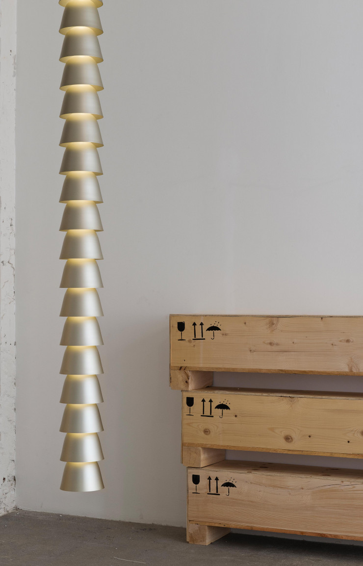 Modules lumineux assemblés de la collection « Chaîne » des frères Bouroullec (Galerie Kreo).