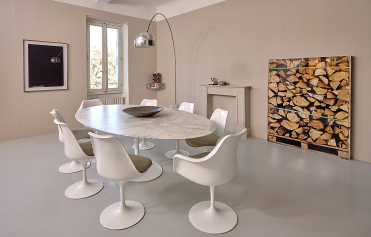 « Stère I 1/2 »(2007) cohabite ici avec le mobilier sélectionné par Alexandre Courtet.