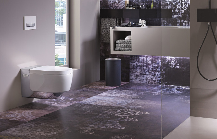 L’ « AquaClean Maïra » de Geberit est disponible avec un habillage chromé brillant ou blanc.