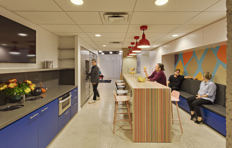 A New York, la table réalisée sur-mesure réchauffe l’atmosphère de cette cuisine d’entreprise et invite à la convivialité.