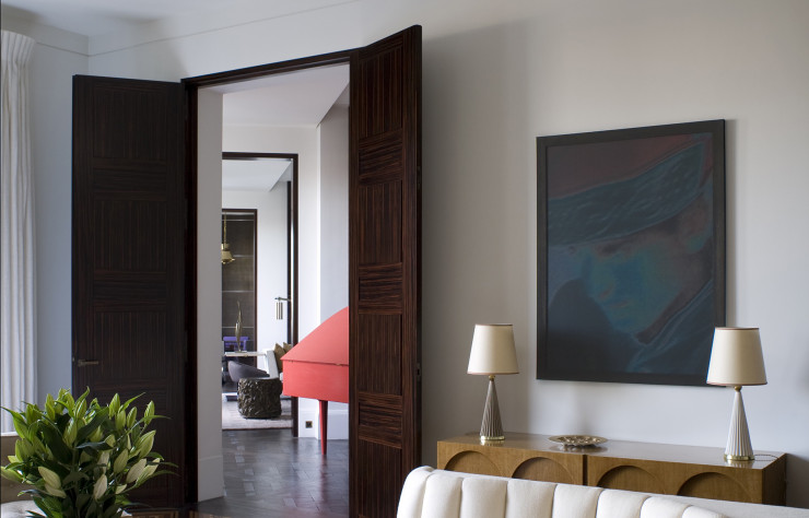 Pour cet appartement situé quai Anatole France à Paris, les portes du salon sont en ébène de Macassar.