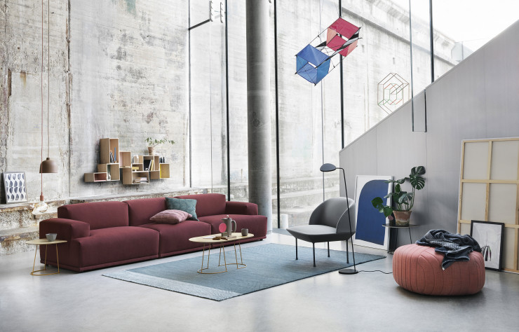 Disponibles en gris, le fauteuil « Oslo » et la lampe « Leaf » s’intègrent dans tous les intérieurs grâce à leur design épuré.