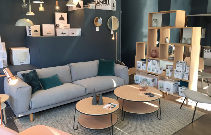Les plateaux de la table basse « Eugenie » se marient parfaitement aux pieds en chêne du « Rest Sofa » conçu par Andersen & Voll pour Muuto.