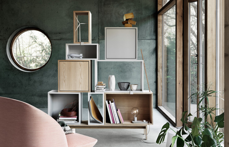 Les caissons du système de rangement « Stacked » conçu par Julien De Smedt (Muuto) peuvent se déplacer au grès des envies.