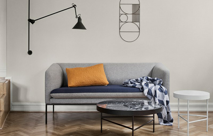 Le coussin réversible du canapé « Turn » de Trine Andressen pour Ferm Living permet de jouer sur les contrastes.