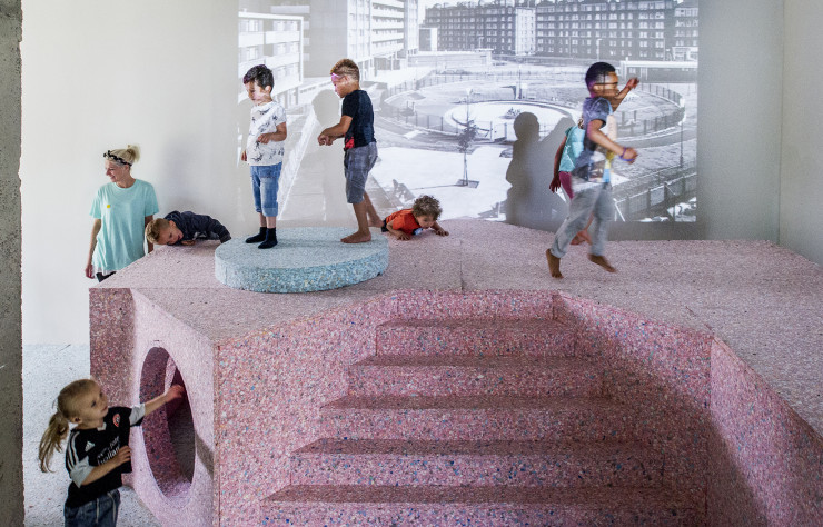 Colorées et réalisées en mousse, les structures se détachent du béton pour souligner l’expressivité des formes brutalistes.