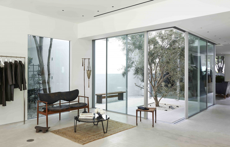 Avec un banc de Finn Juhl, une table basse de Jean Royère et un banc de Lina Bo Bardi dans le patio, le mobilier vintage pioche parmi les plus brillants designers de l’après-guerre.