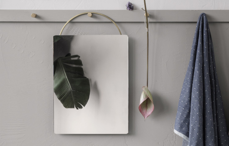 Avec son élégante anse en laiton, le design du miroir « Adorn » fait référence au monde de la bijouterie.