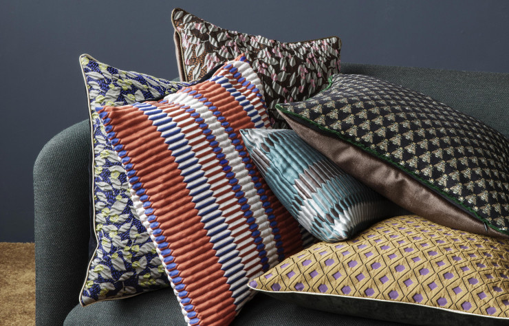 Les coussins « Salon » jouent la carte du mix’n’match, un mélange harmonieux de matière, de couleurs et de motifs.