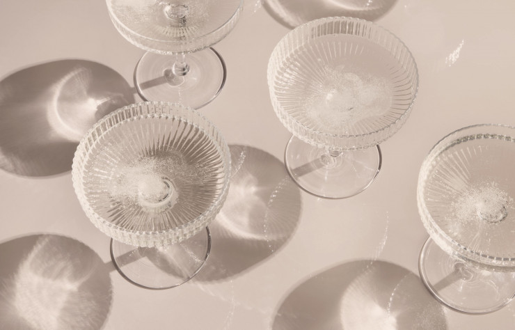 Inspirée par la décadence, la firme se devait d’imaginer un ensemble de verres à champagne…