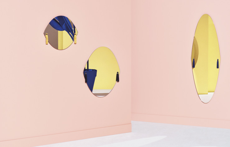 Interchangeables, les pompons du miroir « Panache » invitent à transformer l’objet au gré de ses envies.