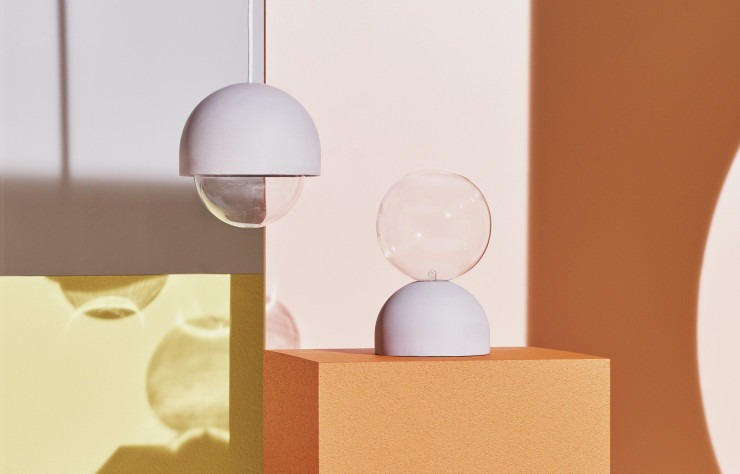 Le design épuré des lampes « Cast » accentue le contraste des matières.