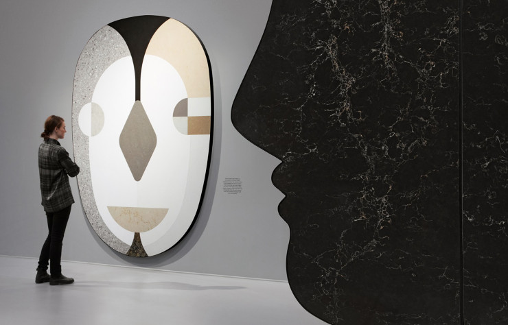Par ses motifs ou sa silhouette, chaque pièce fait référence au corps, humain ou animal.