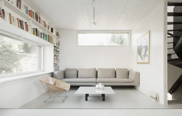 A l’intérieur, le blanc fait la part belle au mobilier et au béton brut.