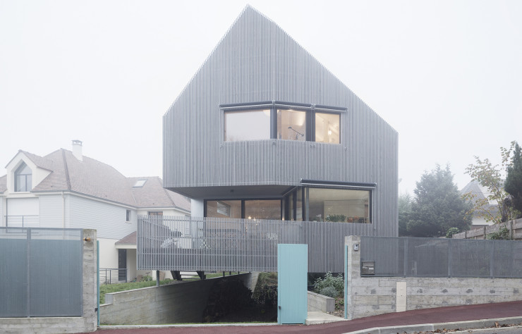 Avec son bardage et une volumétrie singulière, la maison dénote et anime le paysage de la rue.