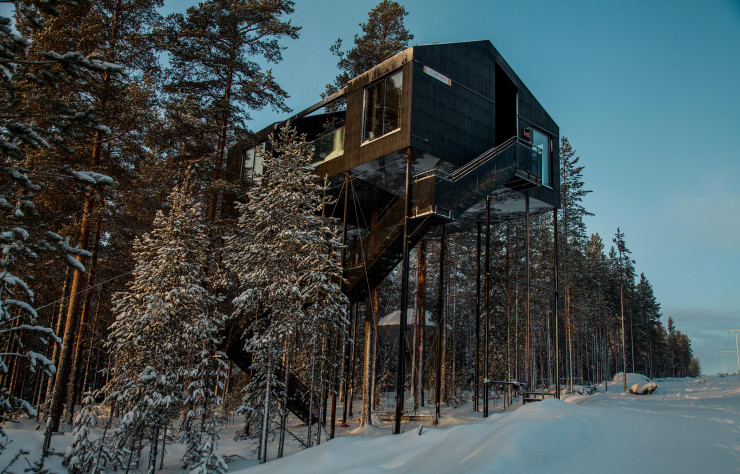 Situé en pleine nature, le Treehotel n’est qu’à une heure de voiture de l’aéroport de Lulea (Suède).