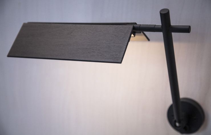Des appliques créées sur mesure viennent compenser les variations d’ensoleillement caractéristiques de cette région proche du cercle polaire.
