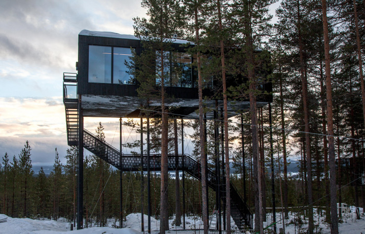 Située en lisière de forêt, la cabine profite de la canopée mais aussi de vues dégagées sur les paysages lapons.
