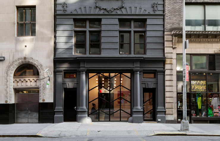 Avec leurs accents vintage, les nouvelles portes de la caserne aux motifs de chevrons s’intègrent parfaitement à la façade.