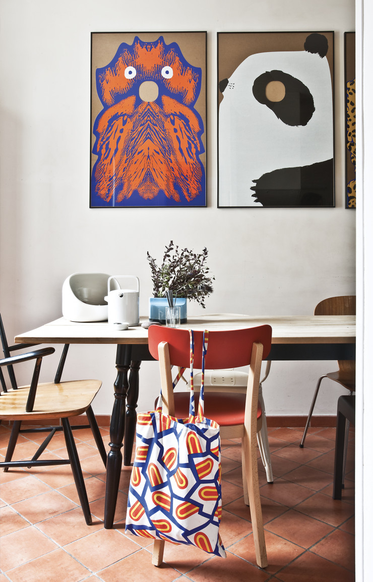 La designer phosphore aussi « at home » où le moindre objet l’inspire : sa coupe à fruits Ô (Moustache), la théière Aio des Bouroullec (Habitat) ou le tote bag Tongues de Nathalie du Pasquier (Hay).