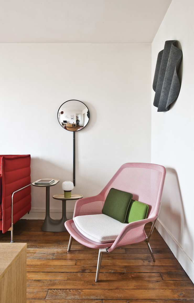 À la maison, sa table basse Baobab (Moustache), son miroir Rétroviseur domestique, présenté à l’exposition « Nouvelle Vague » en 2011 (Miniforms), sa lampe de table Doll (Foscarini) et la Slow Chair des Bouroullec (Vitra).