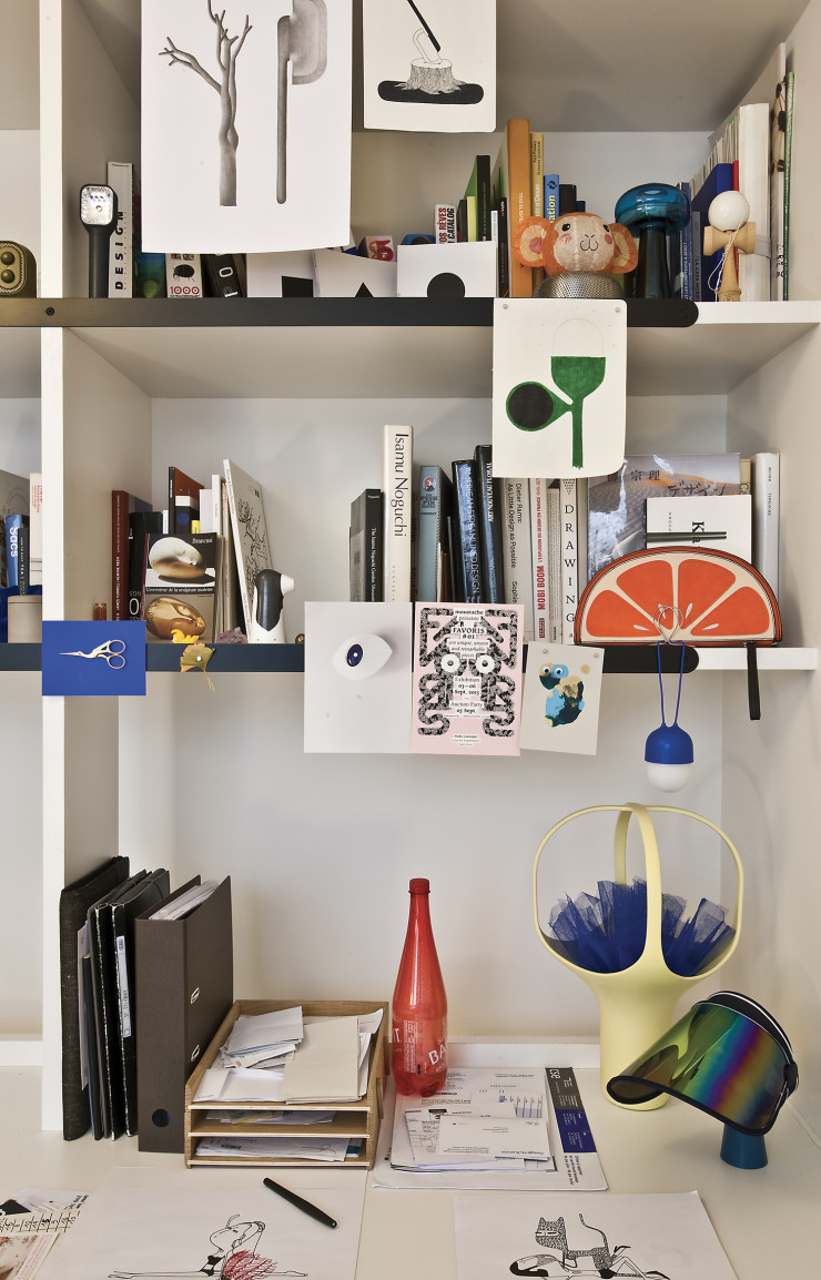 Objets design, dessins, tout dialogue avec tout comme dans une nature morte improvisée.