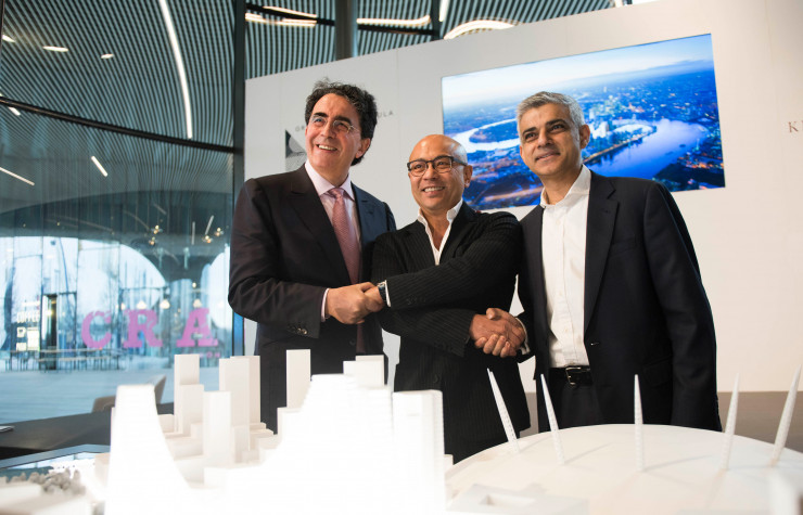 L’architecte espagnol Santiago Calatrava, le promoteur Sammy Lee (Knight Dragon) et le maire de Londres Sadiq Khan lors de la signature du plan de développement de Greenwich.