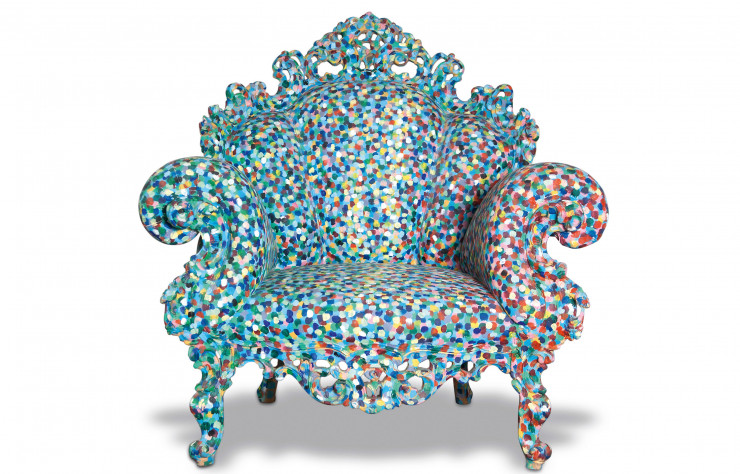 Alessandro Mendini (1931-2019) est un des premiers designers italiens à vouloir shooter dans la fourmilière du fonctionnalisme. Avec son fauteuil Proust, il part d’un archétype traditionnel du style Régence (le fauteuil bergère français) et lui applique un traitement de surface pointilliste.