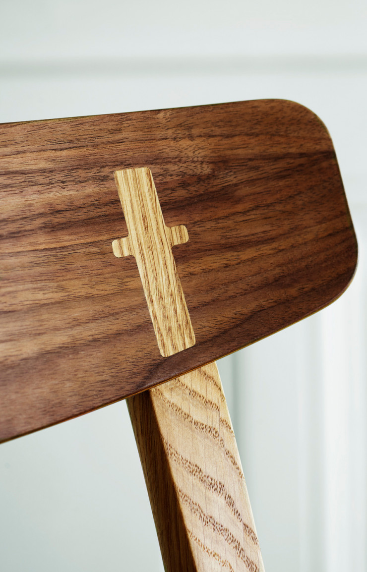 CH26-oak-Wegner_CH23_close-up-cap_oak-walnut-oil-mix_-detail_backrest