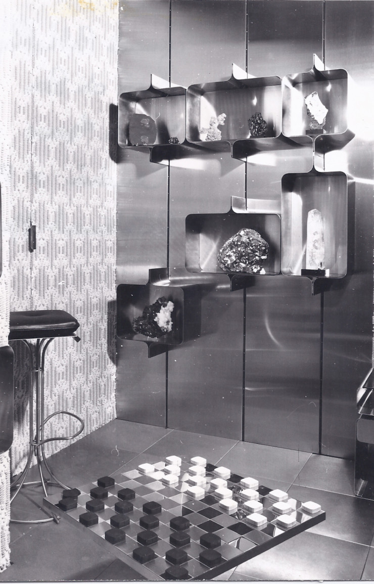 Mise en scène d’époque du mobilier de Xavier Féal.