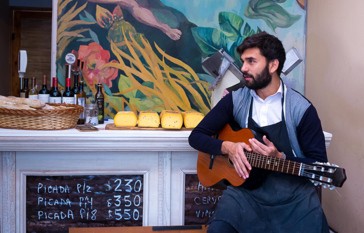 Ancien trader, Nicolas H. est devenu caviste-guitariste chez Hache Almacen (voir nos Spots).