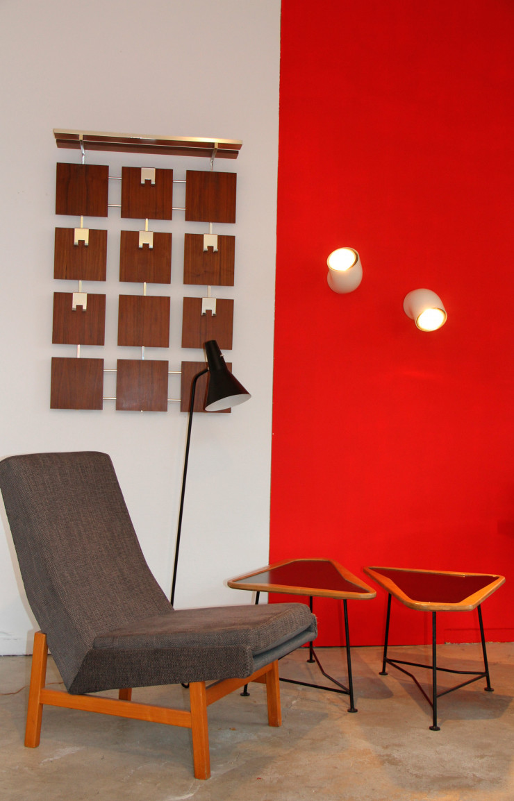Spécialiste de mobilier vintage, qu’il expose dans son Cube rouge, dans le XIVe, à Paris, Jérôme Godin met notamment les fifties et les sixties à l’honneur. Se côtoient ainsi des pièces de l’Atelier de recherche plastique (ARP), d’Alain Richard, de Marcel Gascoin, de Poul Henningsen, de Max Sauze…