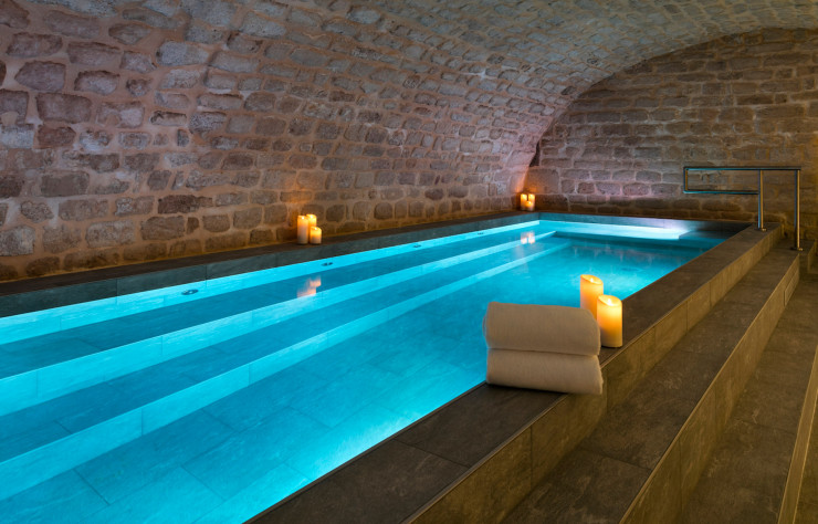 La piscine lovée dans la cave voûtée.