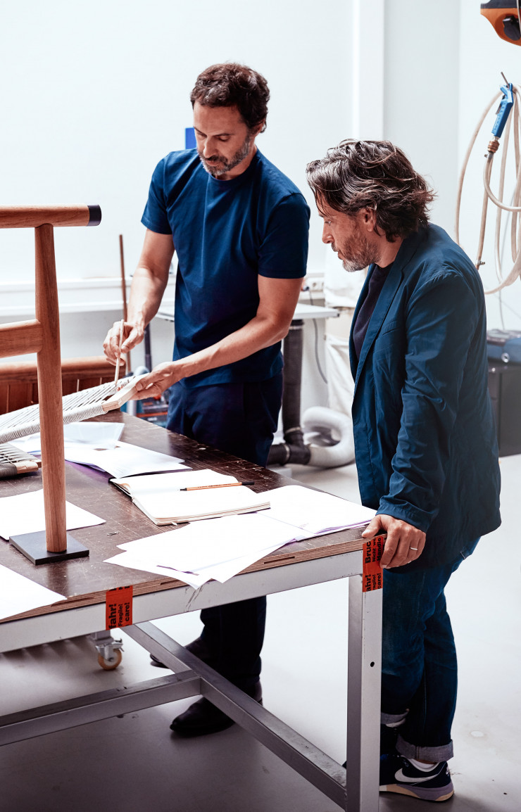 Ensemble, Ed Barber et Jay Ogerby ont planché sur un mobilier conçu pour l’extérieur mais qui trouvera facilement sa place à l’intérieur.