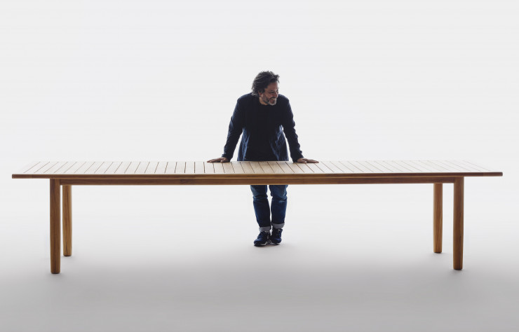 La table, aux dimensions impressionnantes, semble néanmoins « flotter dans l’espace » comme le souligne Jay Osgerby.