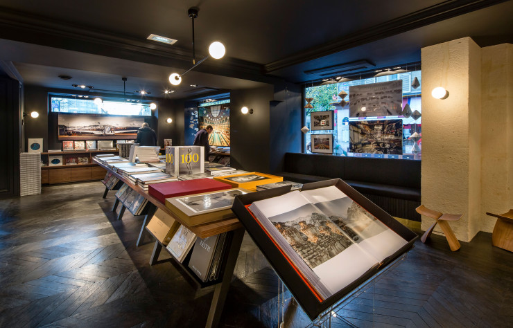 Dans la nouvelle librairie-galerie photo La Hune, à Saint-Germain-des-Prés, son travail de décoratrice s’est adossé à celui de l’architecte Vincent Eschalier.