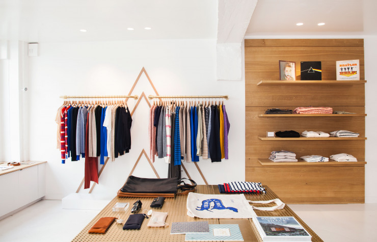 Le flagship-store de la marque de mode Le Mont Saint Michel, à Paris (IIIe), réalisé par le trio Hansen, Feutry et Bihr. L’architecture normande a inspiré le motif mural brisé. 